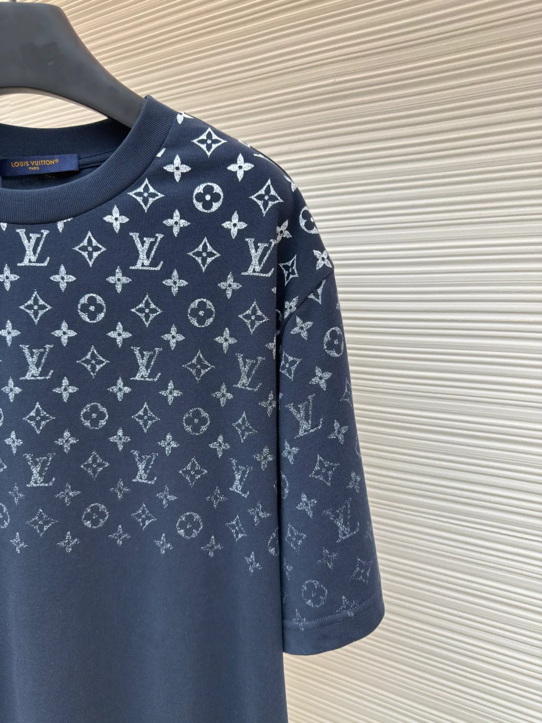 LOUIS VUITTON Gradient presbyopic T-shirt ●Authentic product: purchased and developed by 8450 ●Item number: 1680204-A10 ●Fabric: refined sulfur cotton fabric ●Technology: printing production ●Version: fitted version ●Weight: about 305 grams ●Size: XS-S-M-L ●Description: The fabric is made of 32s double-ply combed cotton compact siro-spun yarn, matched with 1*1 flat knitted cotton thread. The entire garment's front and rear panels, left and right sleeves, are printed with Kornit white ink digital direct injection. The first draft is made based on the Y-plate scanned pattern, and the clarity of the first draft is corrected by hand to ensure that the printed flower pieces have a gradient and orderly visual effect. The overall wiring is straight and delicate, the fabric is comfortable and soft, and the color is consistent without color difference. It can be matched with the same style to create a fashionable look and control various occasions. Customized accessories, complete with three standards, same style for men and women!